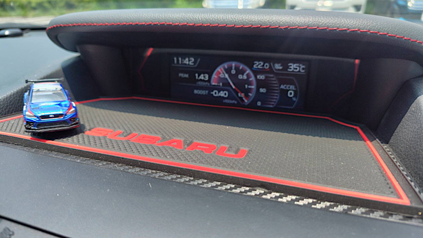 スバル・WRX STI（VAB F型）のメーターとミニカー