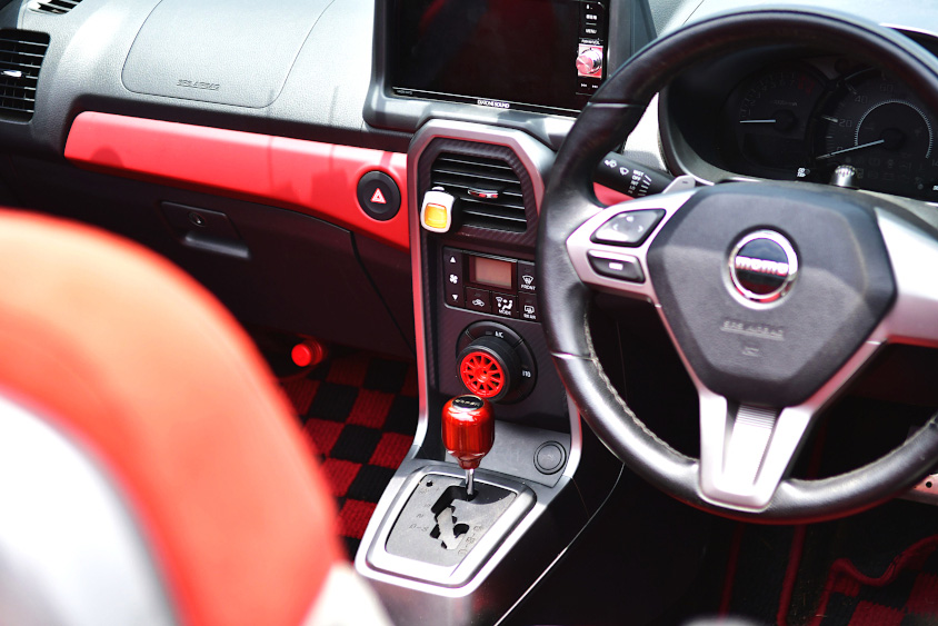 ダイハツ・コペンの運転席