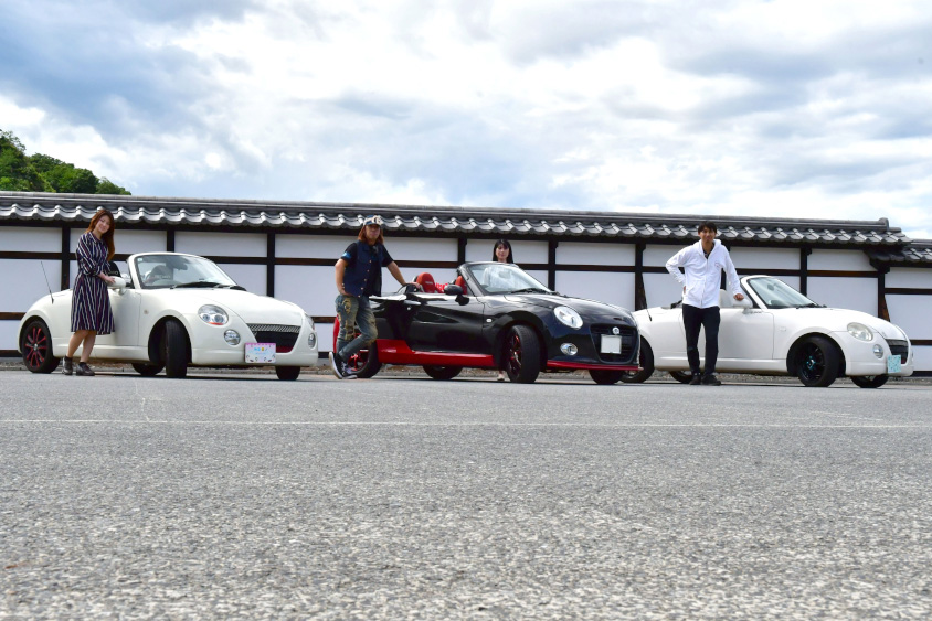 ダイハツ・コペンに乗るオーナーさんと娘さんとその彼氏さんの3台ショット