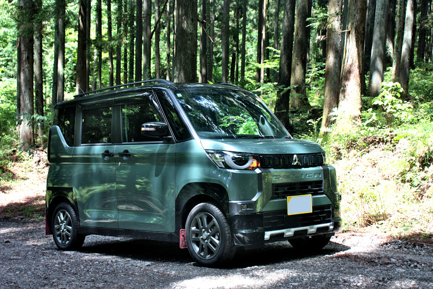 森の中の三菱・デリカミニ