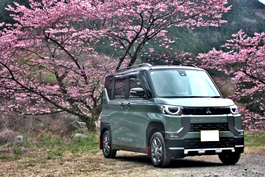 三菱・デリカミニと河津桜