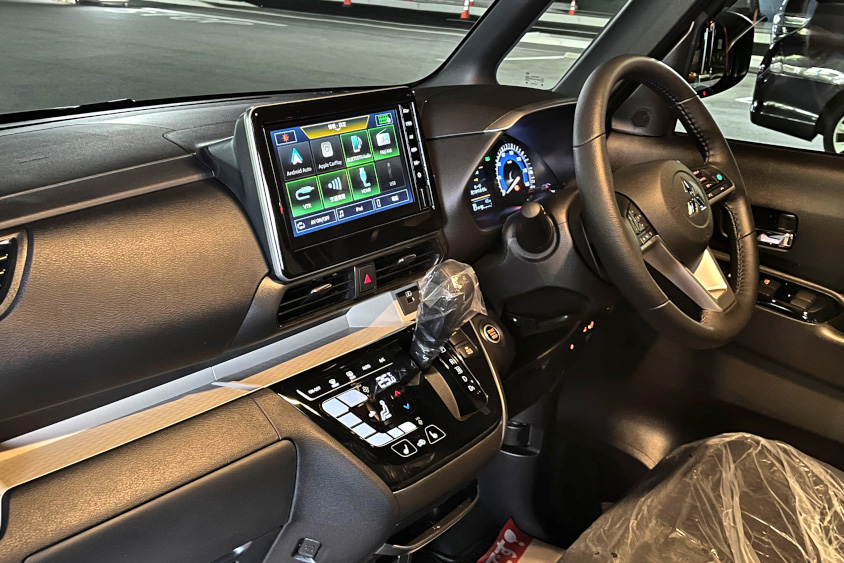 三菱・デリカミニの運転席