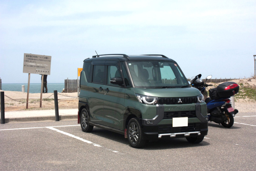 三菱・デリカミニと海岸