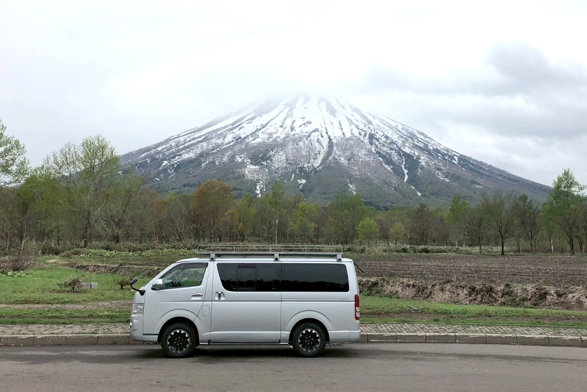 トヨタ・ハイエースと羊蹄山