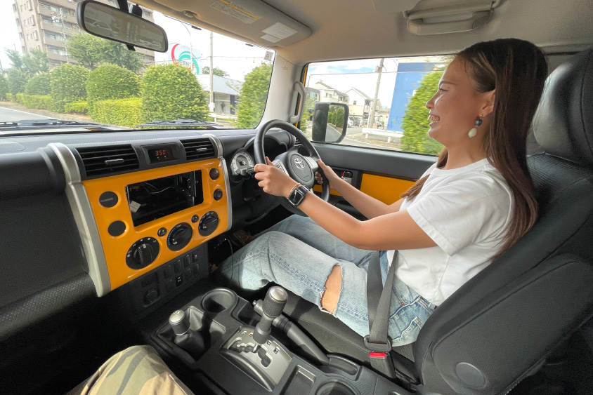 トヨタ・FJクルーザーを楽しそうに運転するオーナーさん
