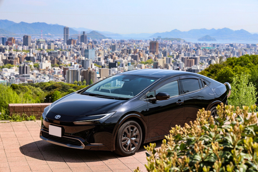トヨタ・プリウスと見下ろす街並み