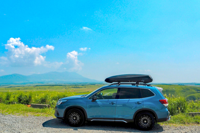 スバル・フォレスターと青空