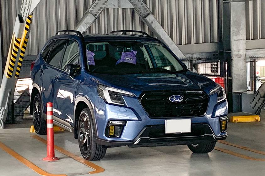 立体駐車場に止まっているスバル・フォレスター