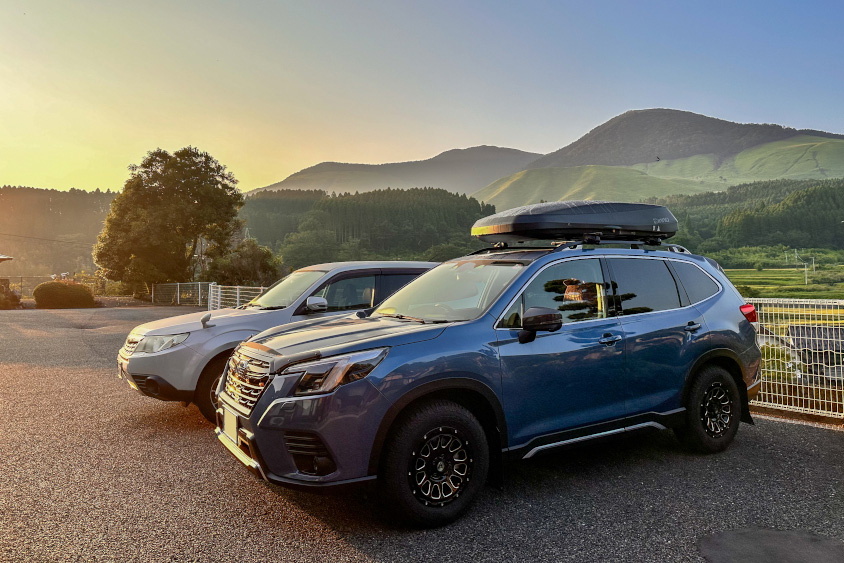 夕日に照らされるスバル・フォレスター