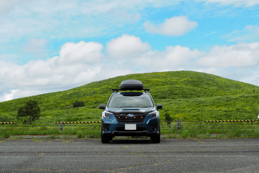 スバル・フォレスターと小高い丘