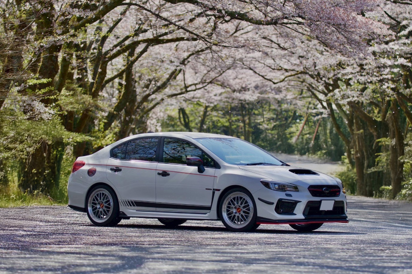 スバル・WRX S4と桜