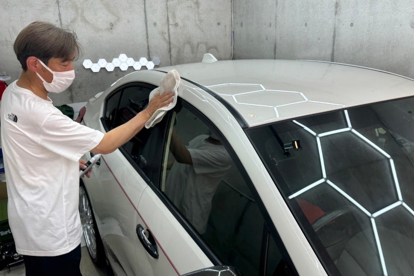 スバル・WRX S4を洗車するオーナーさん