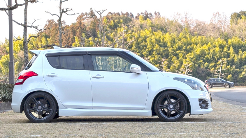スズキ・スイフトスポーツと右サイド