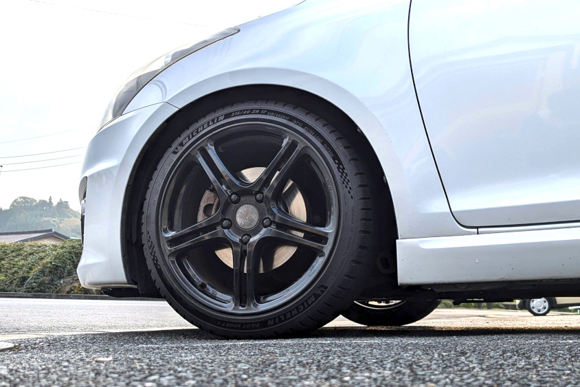 スズキ・スイフトスポーツの左フロントタイヤ