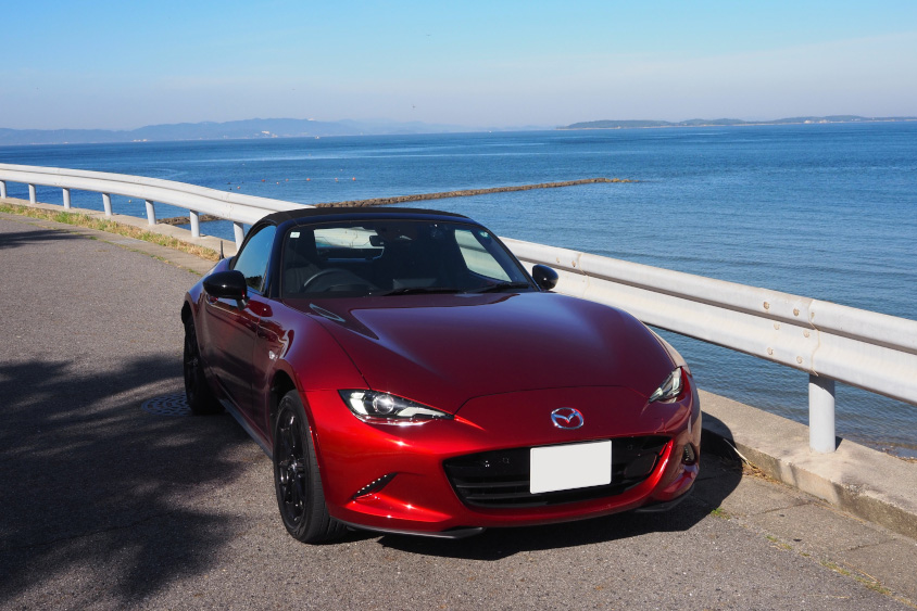 マツダ・NDロードスターと真っ青な海
