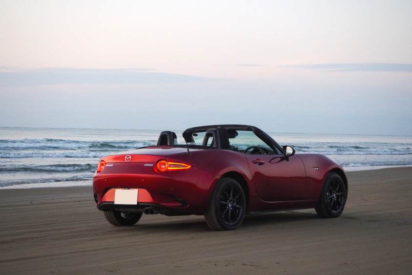 マツダ・NDロードスターのリヤと千里浜ドライブウェイ