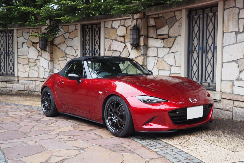 マツダ・NDロードスターとおしゃれな石壁