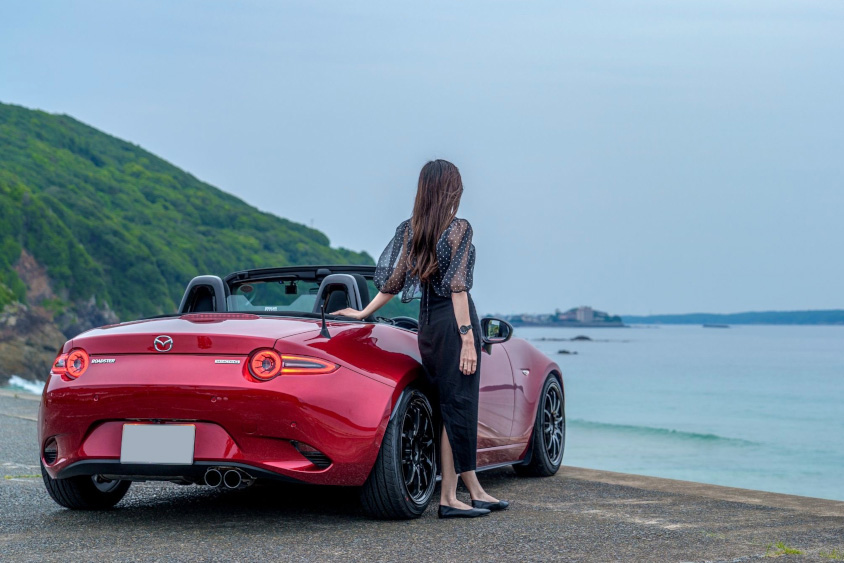 マツダ・NDロードスターと海を眺めるオーナーさん