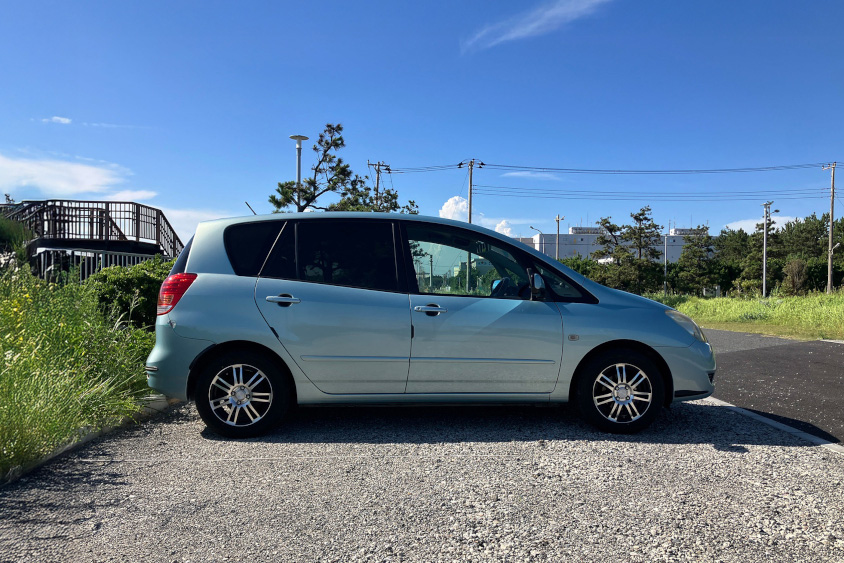 トヨタ・カローラスパシオの右サイド