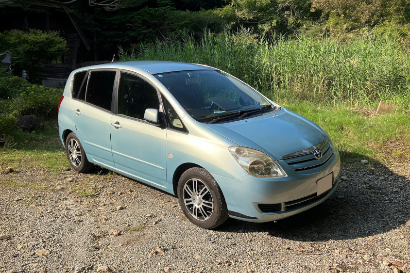 夕日に照らされるトヨタ・カローラスパシオ