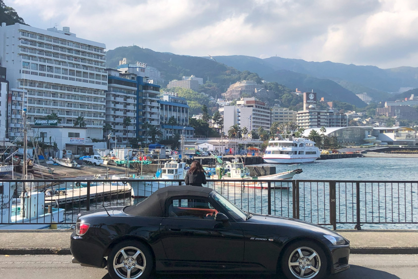 ホンダ・S2000と海を眺める彼女さん