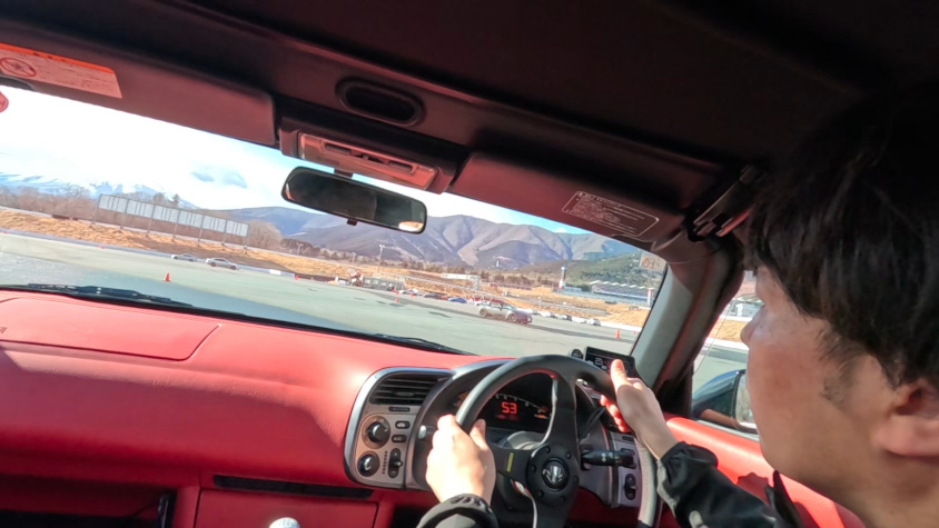 ホンダ・S2000を運転するオーナーさん