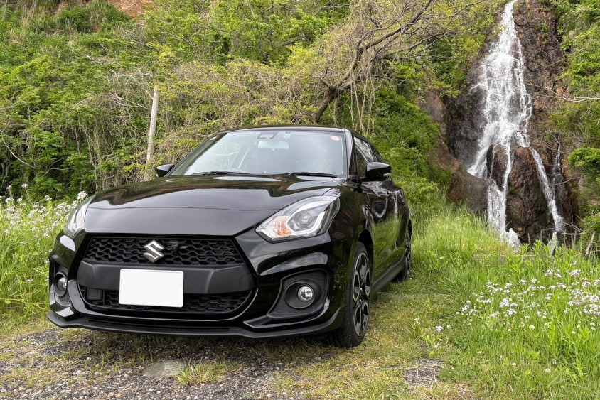スズキ・スイフトスポーツと滝