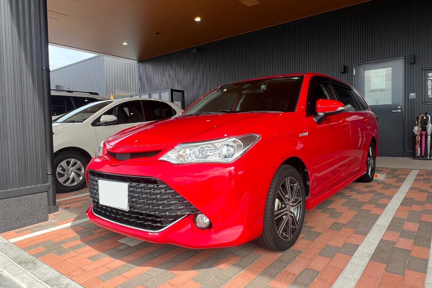 スーパーレッドのトヨタ・カローラフィールダー