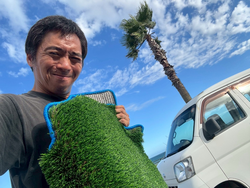 ダイハツ・ハイゼットとカーマットを持つオーナーさん