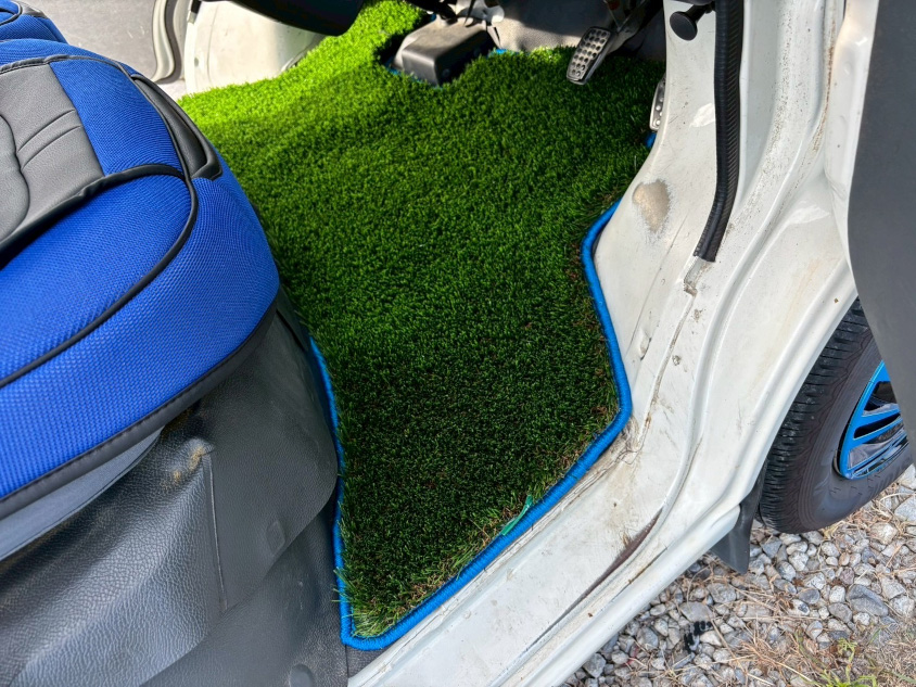 ダイハツ・ハイゼットに敷いている人工芝のカーマット