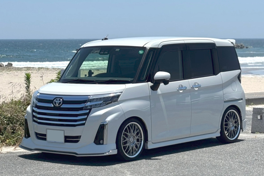 トヨタ・ルーミーと海