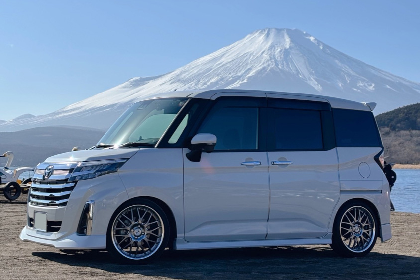 トヨタ・ルーミーと富士山