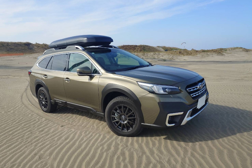 スバル・レガシィ アウトバックと砂浜