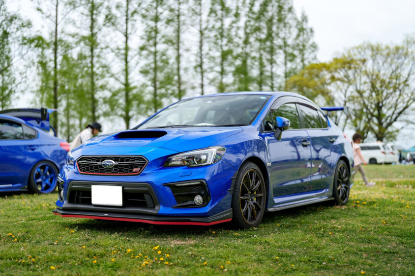 緑に映えるスバル・WRX