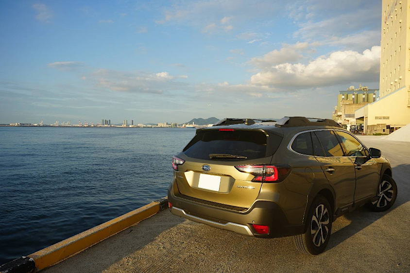 スバル・レガシィ アウトバックのリヤと海