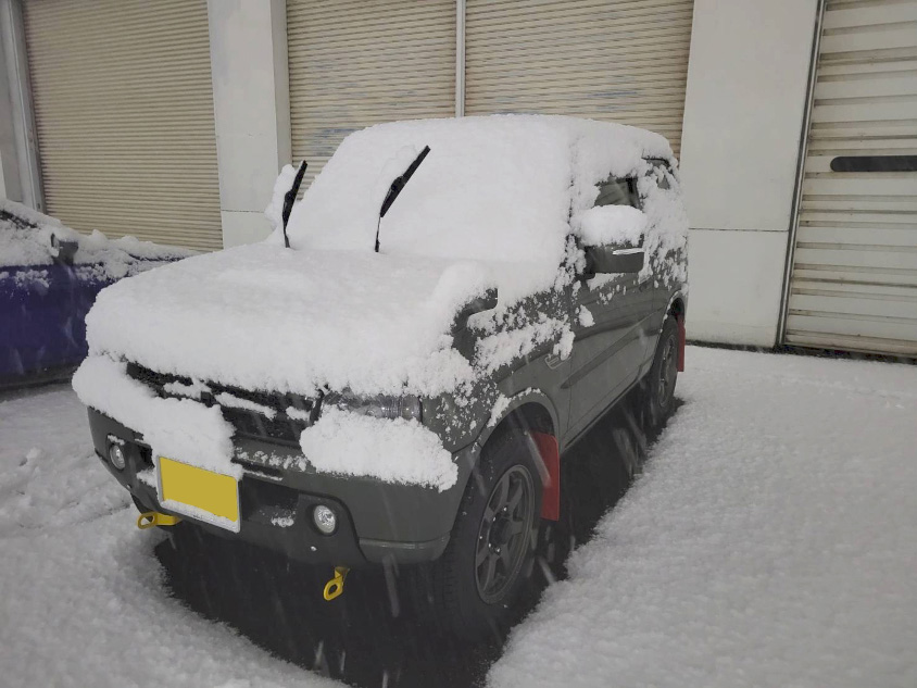 雪を被っているスズキ・ジムニー