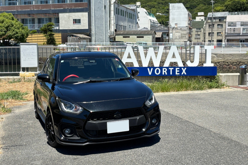 スズキ・スイフトスポーツと淡路島のモニュメント