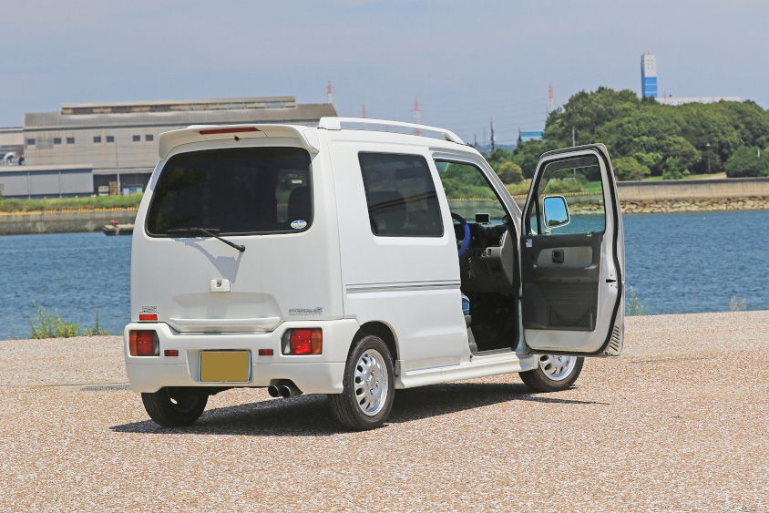 スズキ・ワゴンR エアロRSの運転席のドアが開いている様子