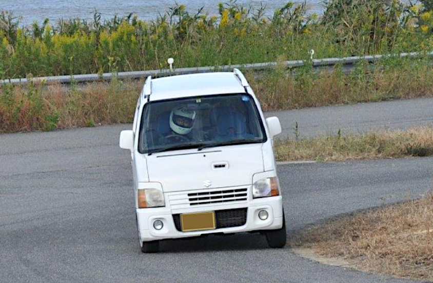 ジムカーナを走るスズキ・ワゴンR エアロRS