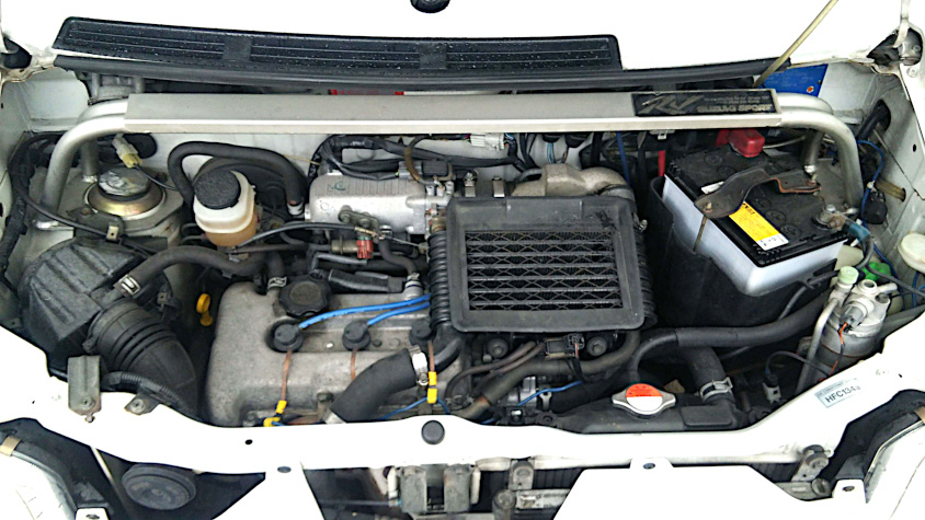 スズキ・ワゴンR エアロRSのエンジンルーム