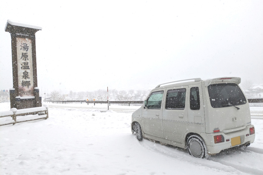 スズキ・ワゴンR エアロRSと雪景色