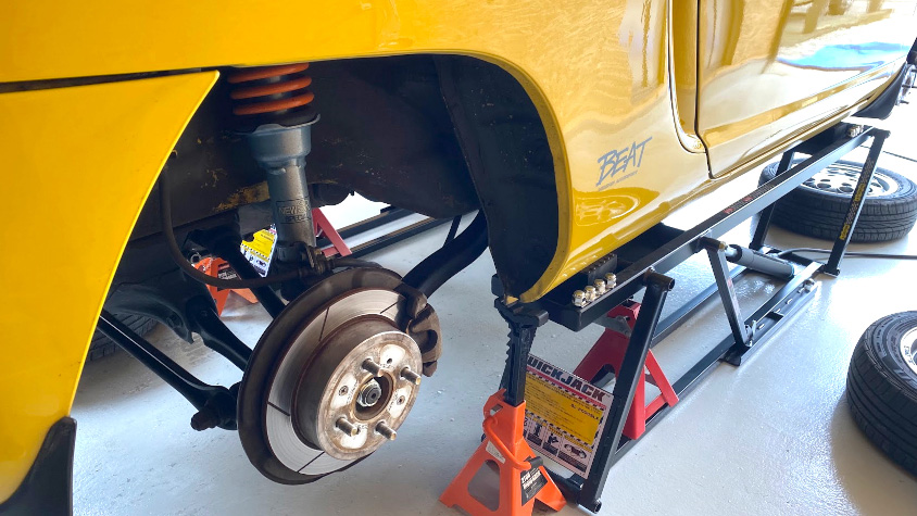 ホンダ・ビートをカスタムしている様子