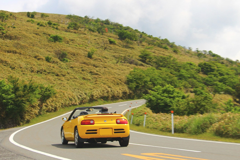 ワインディングを走るホンダ・ビート