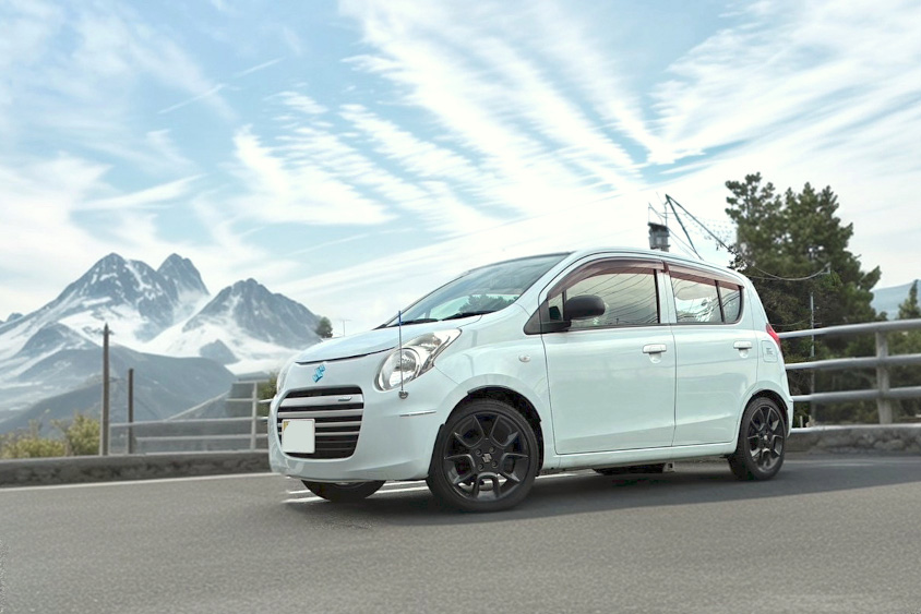 スズキ・アルトエコと雪化粧の山