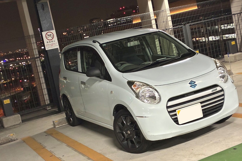 スズキ・アルトエコと夜の立体駐車場