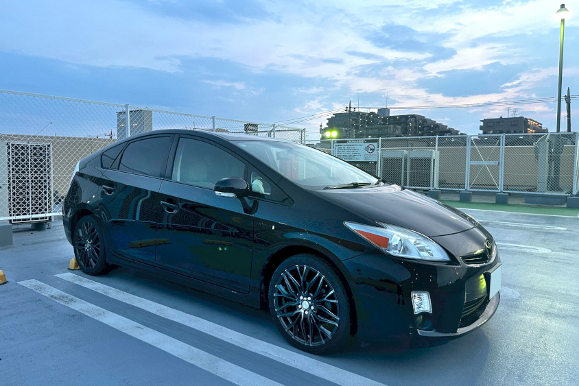 夕暮れの空とトヨタ・プリウス（30系）