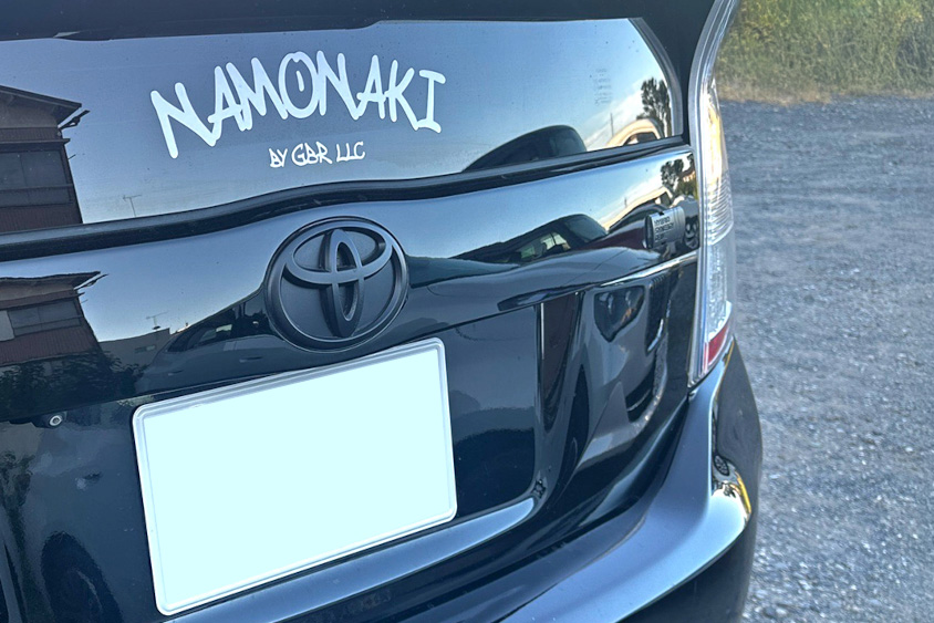 トヨタ・プリウス（30系）のブラックアウトしたトヨタのエンブレムss