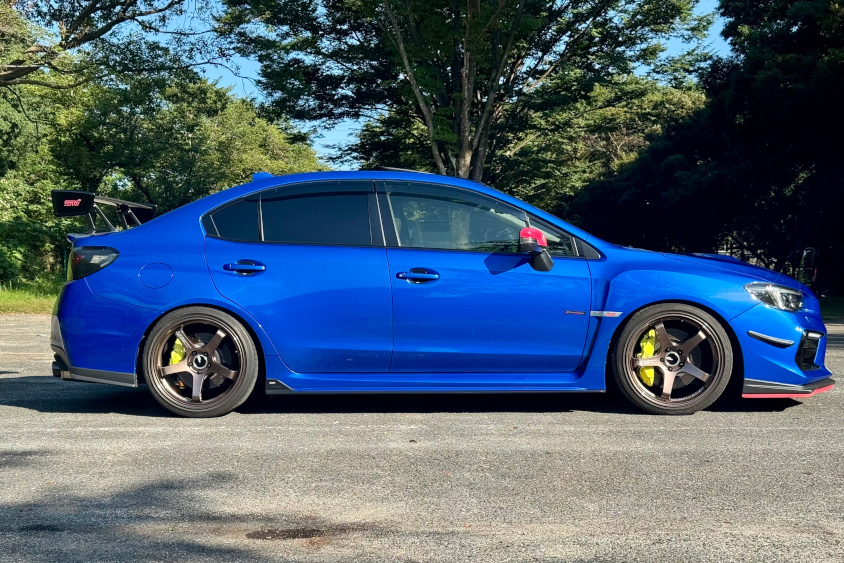 スバル・WRX STIの右サイド