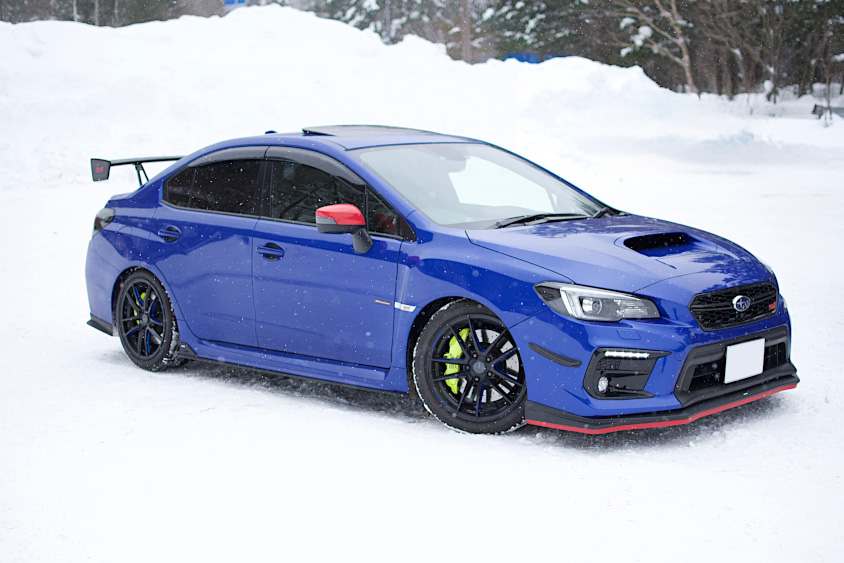スバル・WRX STIと雪景色