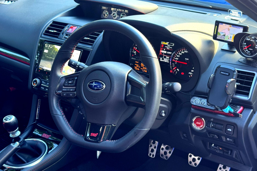 スバル・WRX STIの運転席